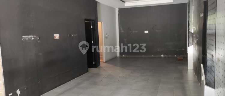 Ruko for Rent in Samarinda Near Mahakam Bridge - 2 Doors, Spacious Parking, Near Hospital & Polnes 1