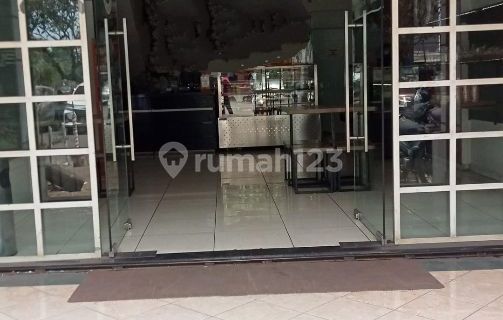 For sale below market price, 3.5-story shop house (Ruko) in Ciledug (Tangerang) area. 1