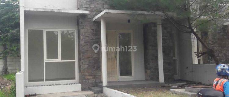 Rumah Bagus Unfurnished SHM di Menganti, Gresik 1