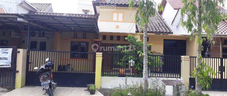 Rumah 2 Lantai Bagus Unfurnished SHM di Samarinda Kota, Samarinda 1