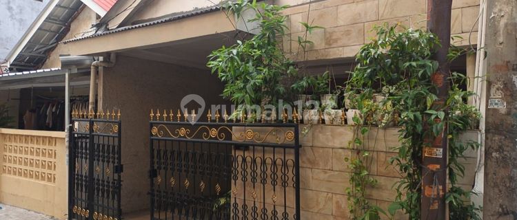 For sale, nice 2-story house in Duri Kosambi, West Jakarta. Quick sale. 1