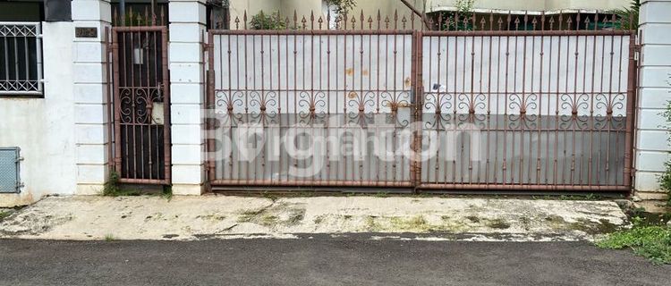 Spacious land-measured house, strategic, comfortable, close to PIM Toll Gate and MRT in Lebak Bulus, South Jakarta. 1