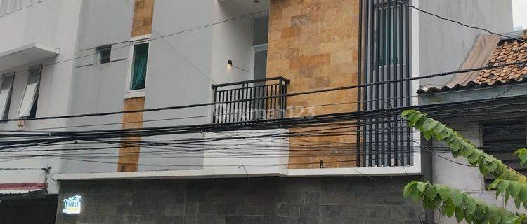 02-335
*UPDATE TURUN BANYAK HARGA MENARIK*
FOR SALE RUMAH (Full Furnish) KOS KOSAN DI JL. KARET KUNINGAN JAKARTA SELATAN
AJB
Luas Tanah . 75m²
Luas Bangunan . 70m²
3 lantai
Kamar Tidur  18
Kamar Mandi  17 dalam dan 1 di luar
tv, ac, bed
Listrik all token
 1