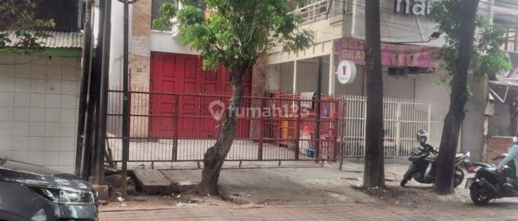 Turun Harga!! Dijual / Disewa Ruko Pinggir Jalan Raya Sebrang Gandaria City Mall Kebayoran Jakselluas Tanah: 102 M²luas Bangunan: 200 M²dimensi Bangunan: 4.5 × 15listrik: 5.500 Wattparkir 2 Mobilharga Jual: 6 Milyard Nego 1