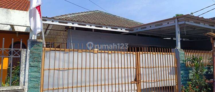 Di Jual Rumah Hitung Tanah Di Jl. Senopati Kebayoran Baru Jakarta Selatanshmluas Tanah 203 M2luas Bangunan 200 M2kamar Tidur 2 + 1kamar Mandi 2 + 1garasi 1 Mobil. Carport 2 Mobillantai 1hadap Selatanlistrik 2300 Wair Jetpumpdekat Scbd 1