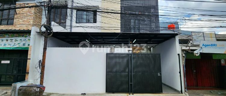Turun Harga!!Kost Eksklusif Cipete - Jl. Damai Rayabrand New !! Spesifikasi:- Luas Tanah: 176 M²- Bangunan: 3 Lantai- Jumlah Kamar: 29 Kamar- Okupansi: 100%- Akses: Jalan Raya Utama 3 Jalur Mobil, bisa Jalan Kaki ke Jl. Fatmawati Raya- Omset: ± Rp70 Juta/ 1