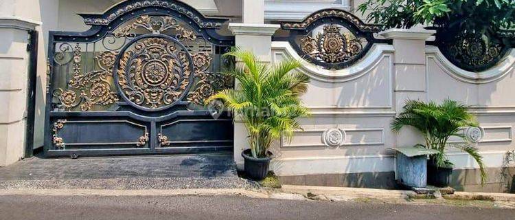 For Sale Rumah Cantik Siap Huni Lokasi Strategis Akses 2 Jalan Di Pesanggrahan Jakarta Selatan
shm 
▪ Luas Tanah : 250 M²
▪ Luas Bangunan : 300 M²
▪ Kamar Tidur : 5
▪ Kamar Mandi : 4
▪ Toilet Tamu : 1
▪ Musholla
▪ Kt Pembantu : 1
▪ Km Pembantu : 1
▪ Bangu 1