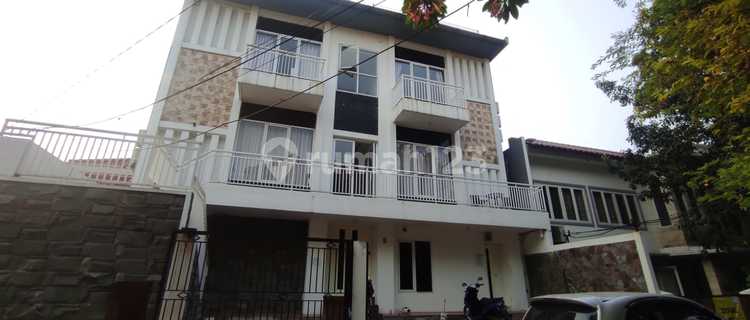 Di Jual Kos Kosan Mewah dan Eksklusif di Blok M Jakarta Selatan Luas Tanah: 243 M²Luas Bangunan : 600 M²Kamar 26Kamar Mandi 26Shm On Handharga Kamar 2.9-3.3 Jt/Blnokupansi 100%Harga 18 M 1