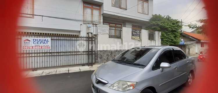 Price Drop For Sale Ready-to-Occupy House Corner Position Radio Dalam St. H. Sajim Behind Grandlucky Kebayoran Baru South Jakarta SHM Land Area: 180m² Building Area: 279m Floors: 2 Bedrooms: 6+1 (maid) Bathrooms: 6+1 (maid) Electricity: 11000 Watt Water: Jet Pump 1