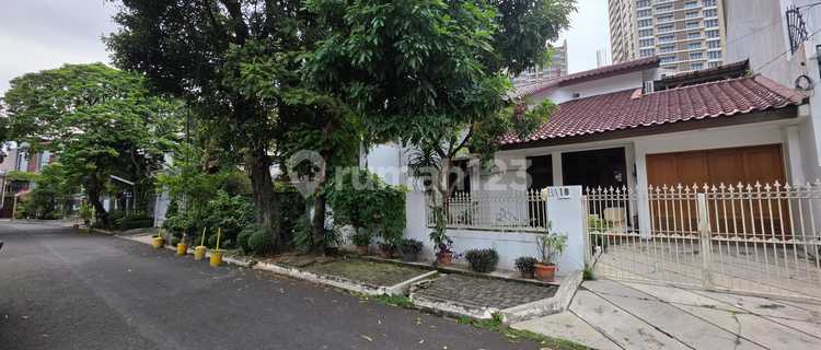 Rumah Di Jual Di Pondok Indahtinggal Di Pondok Indah Hanya 1 Menit Ke Mall Pim 2lokasi : Jl. Alam Elok (jalan Lebar)luas Tanah 317 M²luas Bangunan ± 250 M²sertifikat Hak Milikspesifikasi :▪︎ 4 Kmr Tidur + 3 Kmr Mandi▪︎ Lt Keramik▪︎ Taman Depan▪︎ Garasi 1  1