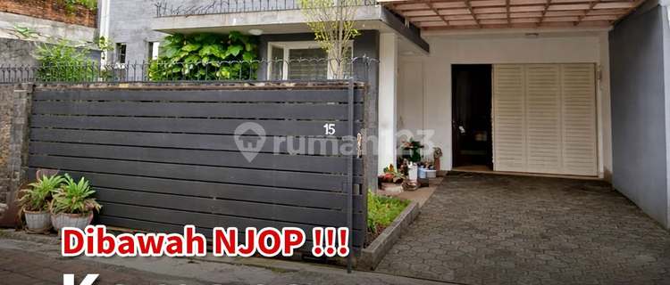 For Sale - 2-Story Move-In Ready House in Kemang, South Jakarta
Just a step away from Mcd Kemang & Kemang Business Center
Premium location, suitable for both residence and business.
Property details:
- SHM (Certificate of Land Ownership)
- Land Area: 272 m²
- Building Area: 400 m²
- 2 Floors
- 4 Bedrooms
- 3 Bathrooms 1