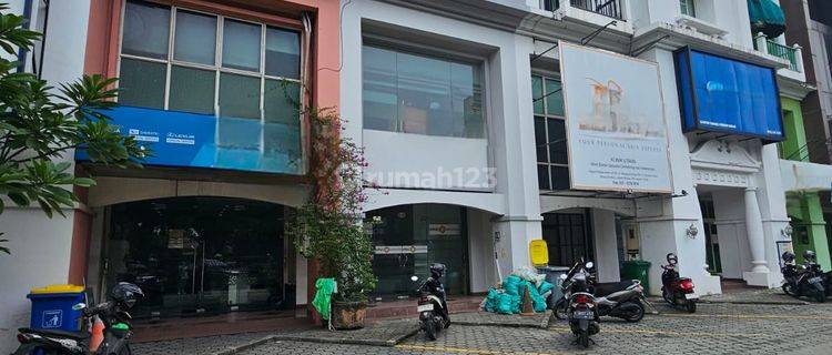 Di Jual Ruko Siap Pakai Ada Lift Dalam Komplek Plaza 5 Pondok Indahjl. Margaguna Rayakebayoran Baru Jakselluas Tanah: 85m²luas Bangunan: 370mdimensi: 5x17bangunan: 4 Lt + Besmenada Liftlistrik: 22.000 Watttoilet: 3air: Tanah & Pdamparkir Carpot+besmen : 1 1