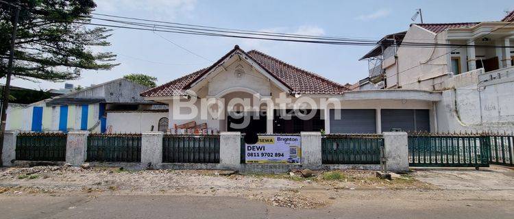 Di kan rumah di premium area cocok untuk usaha parkir luas di jalur jl Raya besar 1