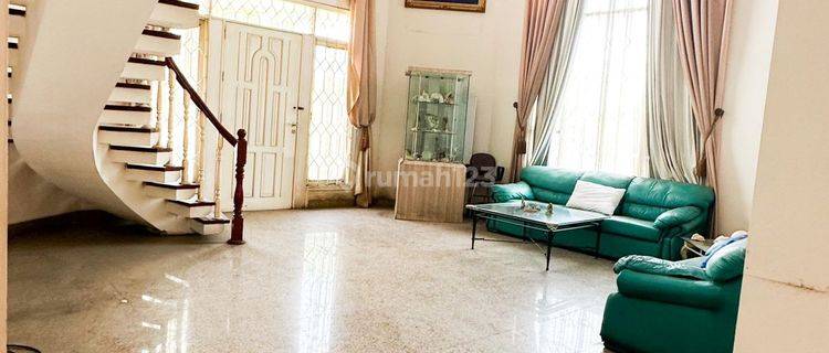 Rumah Sangat Bagus Dan Terawat di Taman Kebon Jeruk Intercon 1