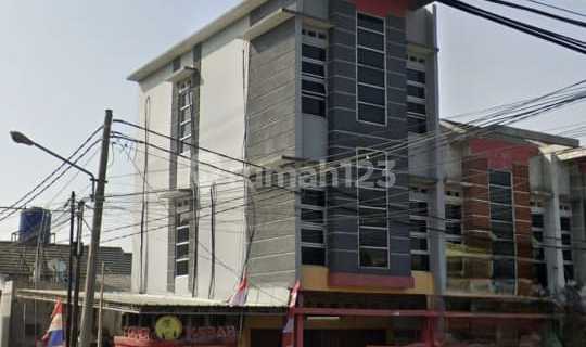 For Rent: Shop House in Cisaranten Arcamanik, 3 Floors, Suitable for Business, Spacious Front Yard Can Park More Than 10 Cars. Shop House Specifications: Land Area 50 Square Meters, Building Area 150 Square Meters, Front Width 5 Meters, Rental Price 65 Million/Year. For Complete Information and Delivery, Contact Heni Masterp. 1