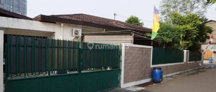 Rumah besar dekat jalan raya di Cempaka putih Jakarta pusat 1