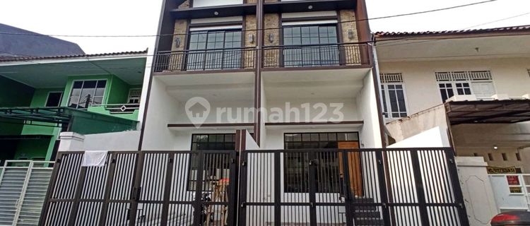 New Scandinavia 3-Storey House with 3-Car Road Access in Rawamangun 1