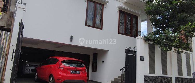 Rumah bagus 3 Lantai dekat Citos Mall Jaksel 1