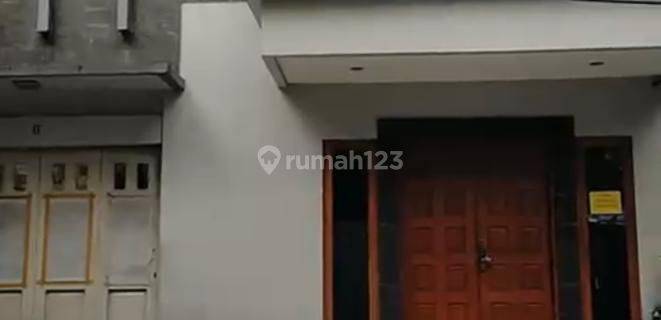 Rumah cocok Untuk usaha  Kost²an di Jln. Kebon Kacang, Tanah Abang, Jakarta Pusat 3 Lantai SHM Bagus Selatan 1