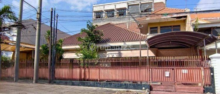 Rumah 2 Lantai Dekat Dengan Pusat Kota Surabaya, Terawat!  1