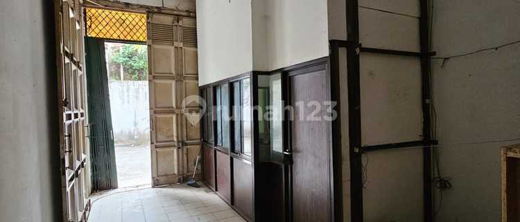 4-Story Shophouse Suitable for Office and Warehouse, Central Shopping Location Near Block A and Metro Tanah Abang 1
