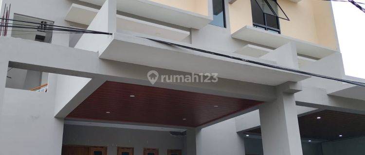 Dijual Rumah Siap Huni, 3,5 Lantai, Private Pool, Rooftop, Balkon, Strategis di Yogyakarta 1