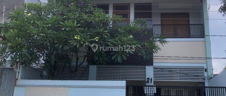 Rumah Bagus Semi Furnished SHM di Jl. Halmahera Semarang 1