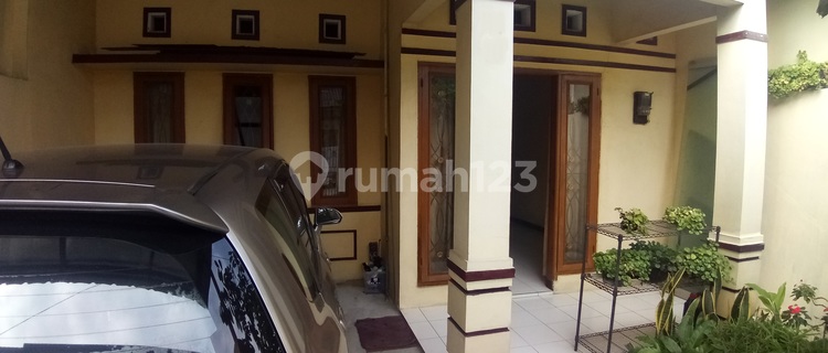 Beautiful Ready-to-Occupy House with SHM in Taman Holis Indah 1