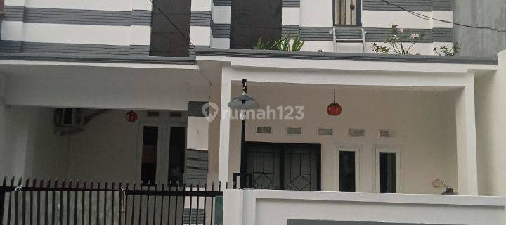 Disewakan Rumah Tingkat Semi Furniture Kt 3 Di Harapan Indah Bekasi  1