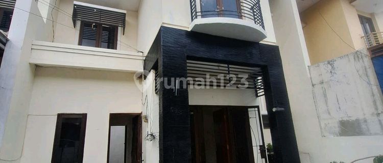 Disewakan / Dijual Rumah 2 Lantai Lebak Indah Regency 1