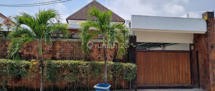 Dijual Rumah Minimalis Bergaya Villa Dengan Kolam Renang Di Lingkungan Elit Komplek Villa  1