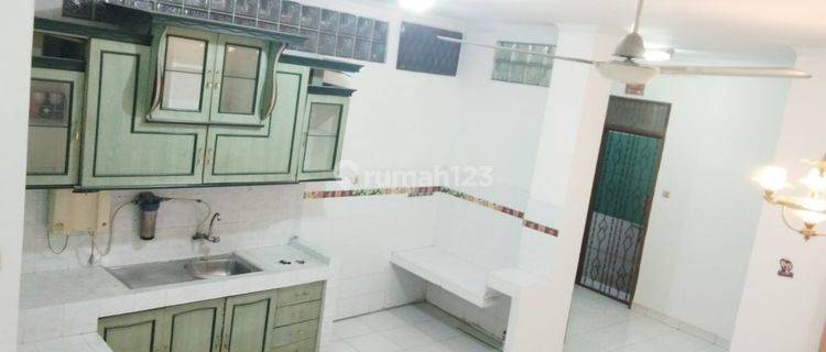Dijual Rumah Nyaman 3 Lantai Full Posisi Hook Rapi Siap Huni Rumah Semi Furnished SHM - Sertifikat Hak Milik Bagus di jelambar ilir, Jelambar 1