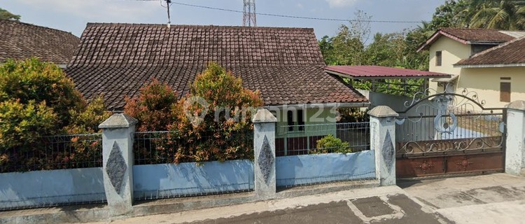 Old Well-Maintained House for Sale on the National Roadside in Tuntang, Semarang 1