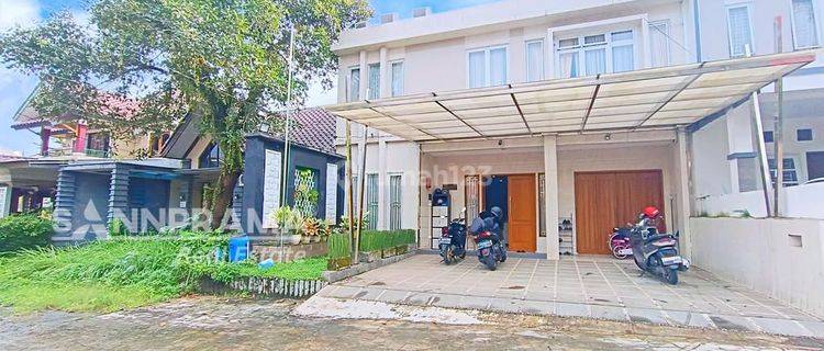 Rumah 3 Lantai Bagus Siap Huni Full Furnished Jalan Komplek Sangat Lebar Lokasi Dekat Alun-Alun Kota Depok  1