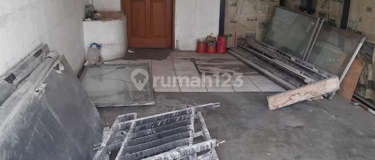 House for Sale in Jembatan Dua. Strategic Location 1