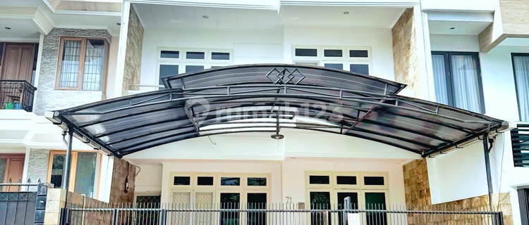 Ready-to-Occupy House for Rent in Permata Buana, Facing the Park 1