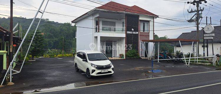 Rumah 2 lantai di samping jalan raya lokasi strategis  1