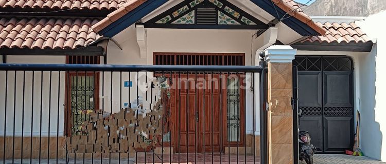 FOR SALE, GAYUNGSARI BARAT HOUSE, near AYANI, renovated. 1