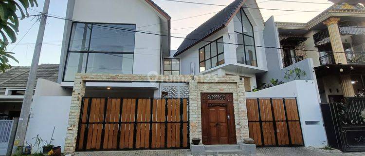 Rumah Villa  3 Lantai Parkir Basement Kota Malang 1