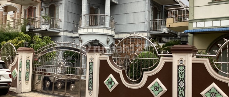 Luxurious 2-Story House in City Center for Sale Near Jl. Angkasa 1