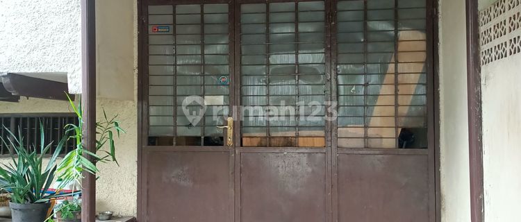 Rumah 2 lantai dekat supermarket  1