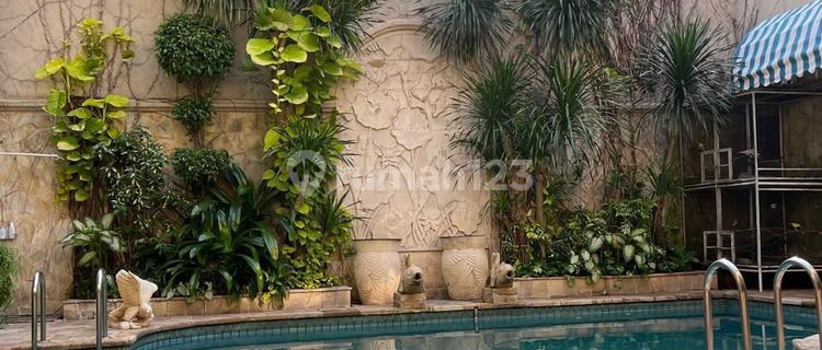 Rumah Mewah Klasik di Simpruk Golf 1