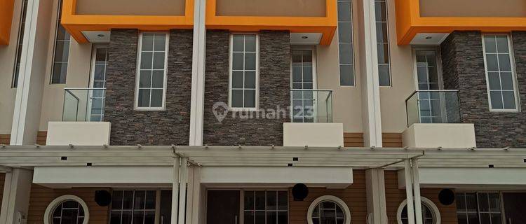 Disewakan Rumah Pik 2 4,5x10 3Lantai Unfurnished 1