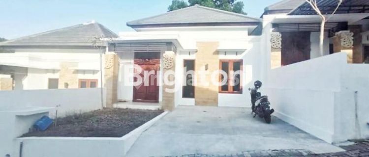 PERUM GRAND JASMINE - YOGYAKARTA RUMAH BARU SIAP HUNI ADA HALAMAN BELAKANG DAN CARPORT LUAS 1