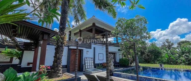 Villa Mewah Halaman Luas di Kesiman Dekat Sanur 1