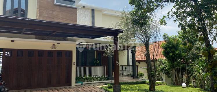 Rumah Lux 3 Lantai Bagus Furnished di Resort Dago Pakar, Bandung 1