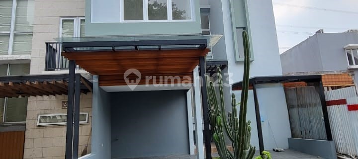 For Sale Strategic House in Kebayoran Bintaro 1