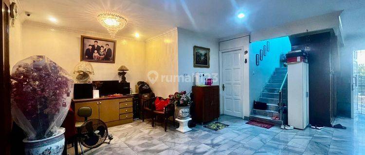Rumah Mewah dekat ke area makanan dan hiburan, Rumah Muara Karang 1