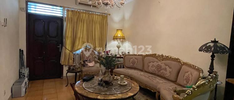 Old House Suitable for Business Near Cikoko Station, Tebet, South Jakarta 1