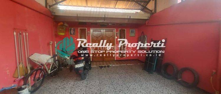 Rumah dijual 2 lantai lokasi sangat strategis dekat ke mall basura dan jalan raya by pass di cipinang besar utara  Jakarta Timur

 1